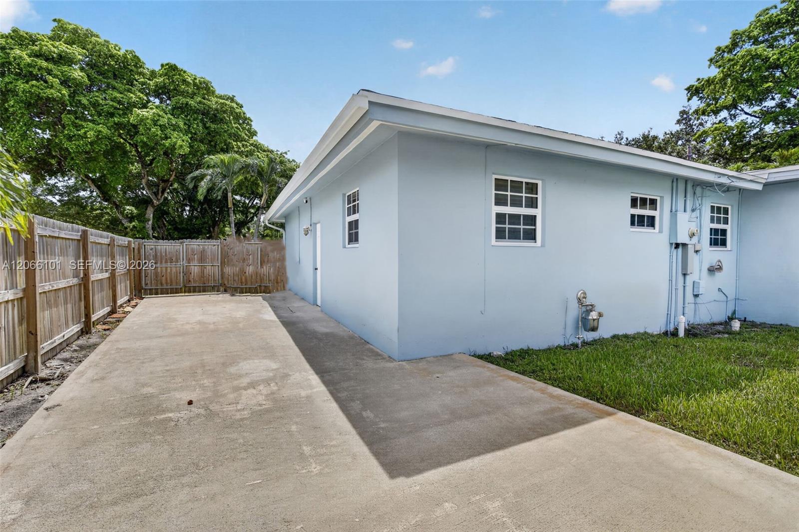 801 Ixora Ln