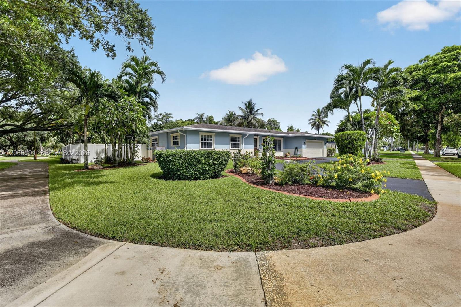 801 Ixora Ln