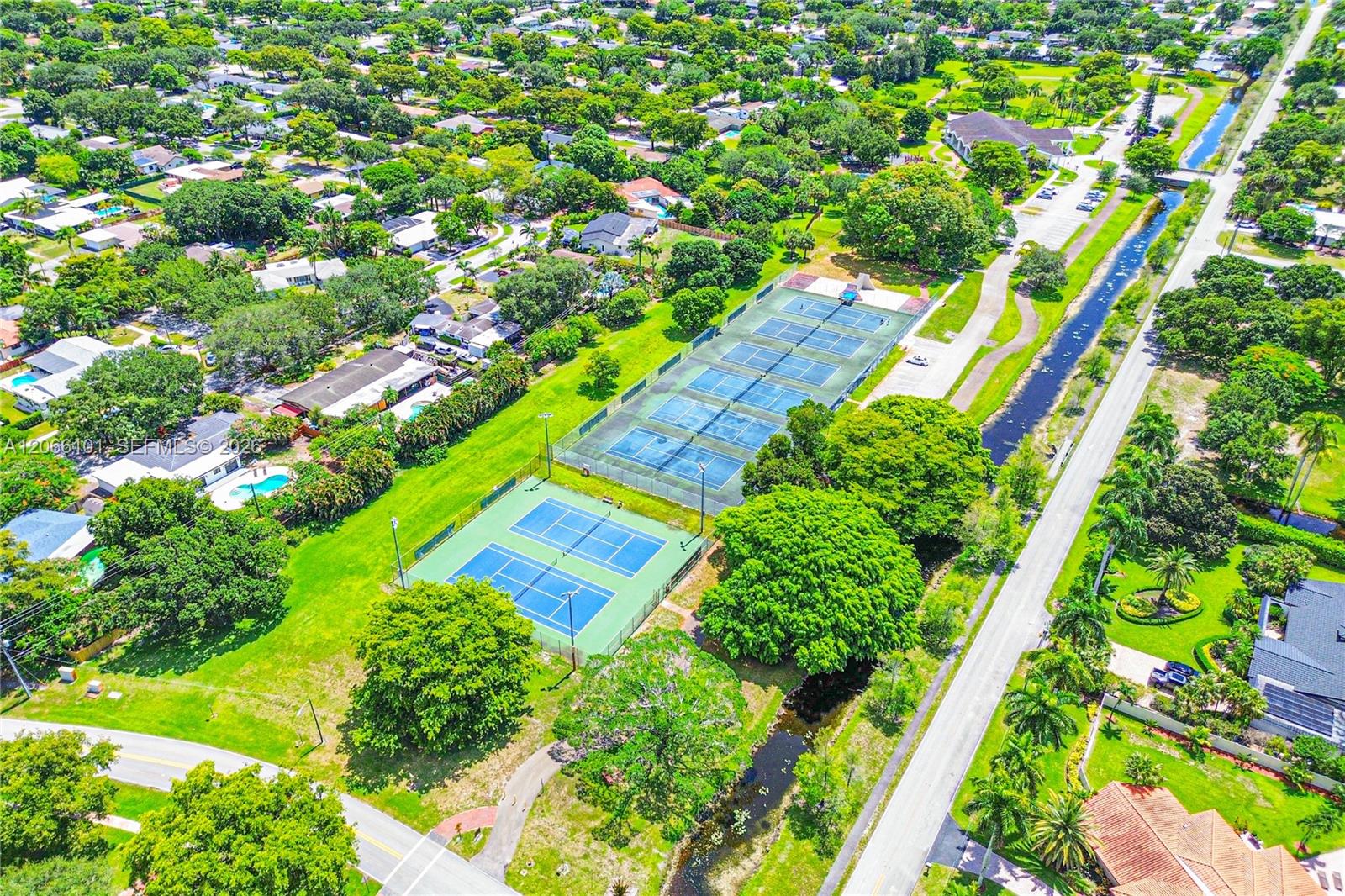 801 Ixora Ln