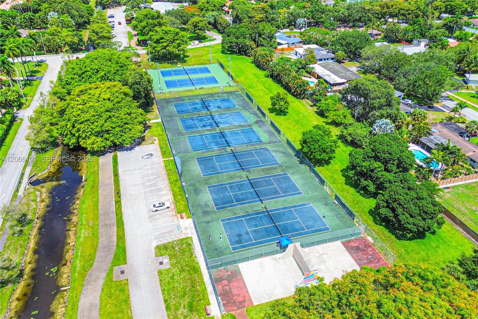 801 Ixora Ln