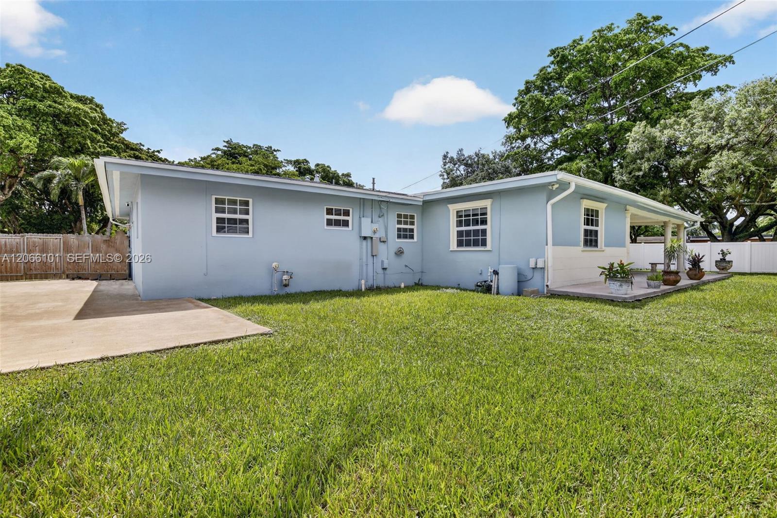 801 Ixora Ln