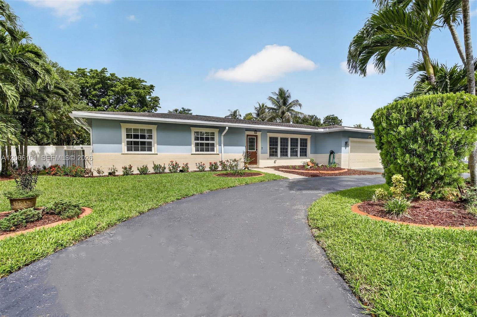 801 Ixora Ln
