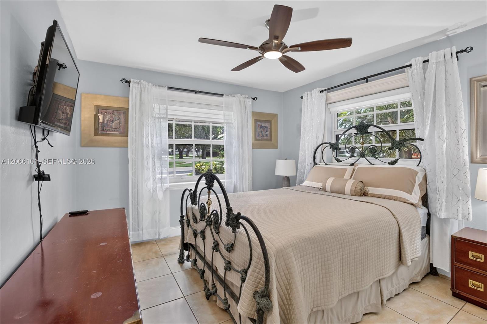 801 Ixora Ln
