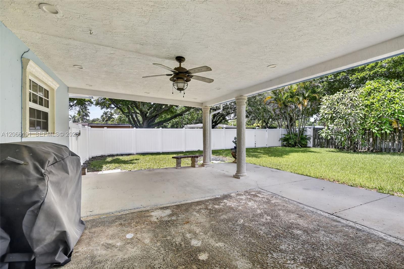 801 Ixora Ln
