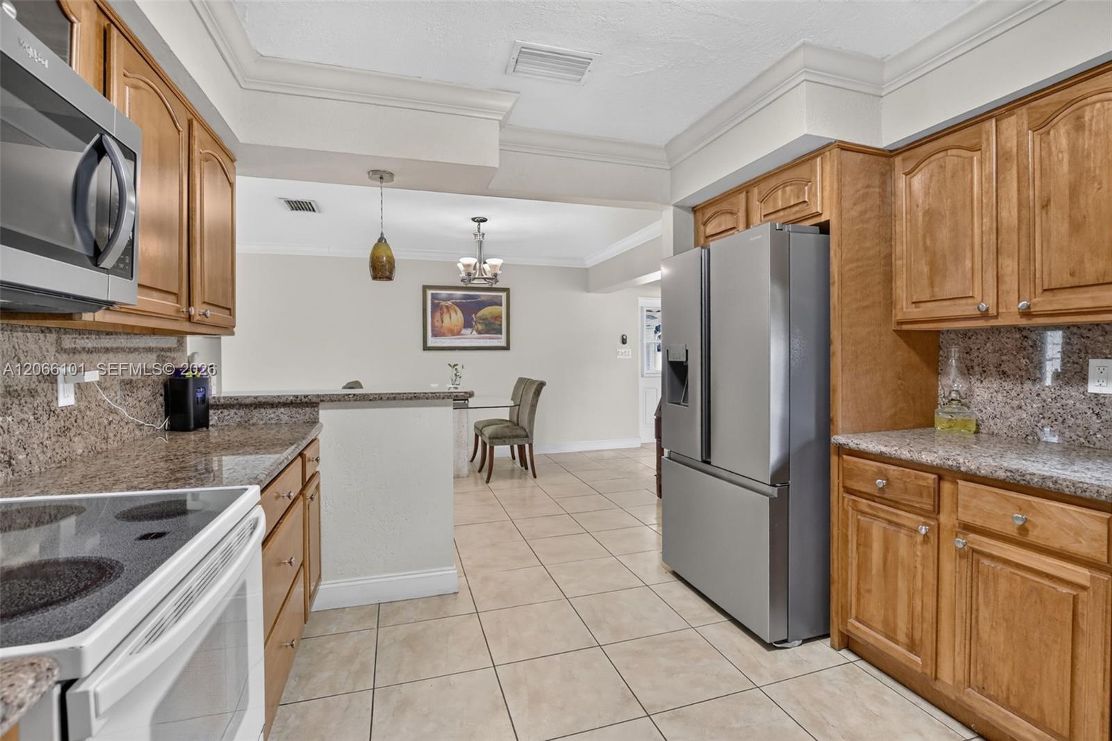 801 Ixora Ln
