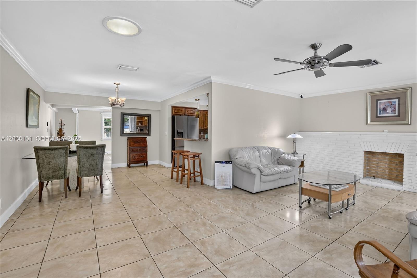 801 Ixora Ln