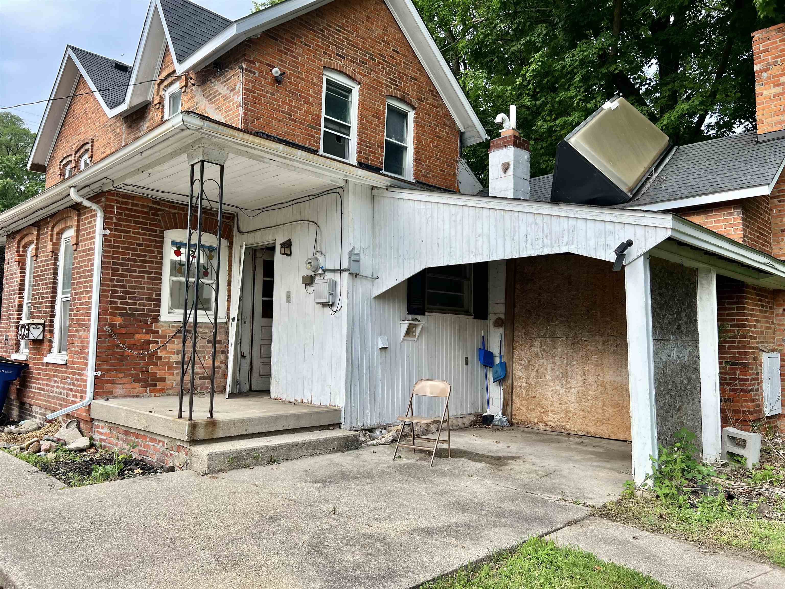 218 E Rising Street