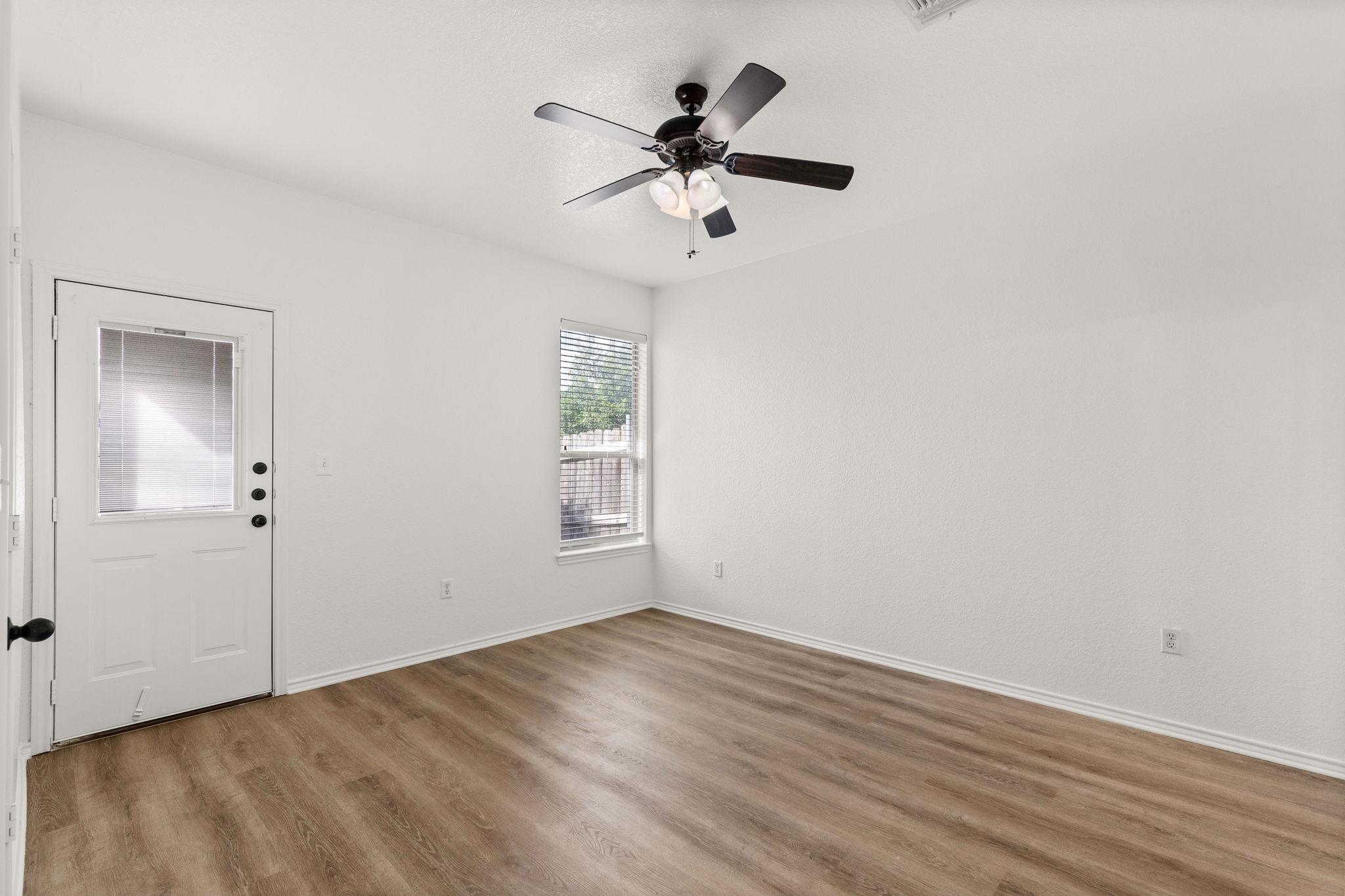 586 Creekside CIR