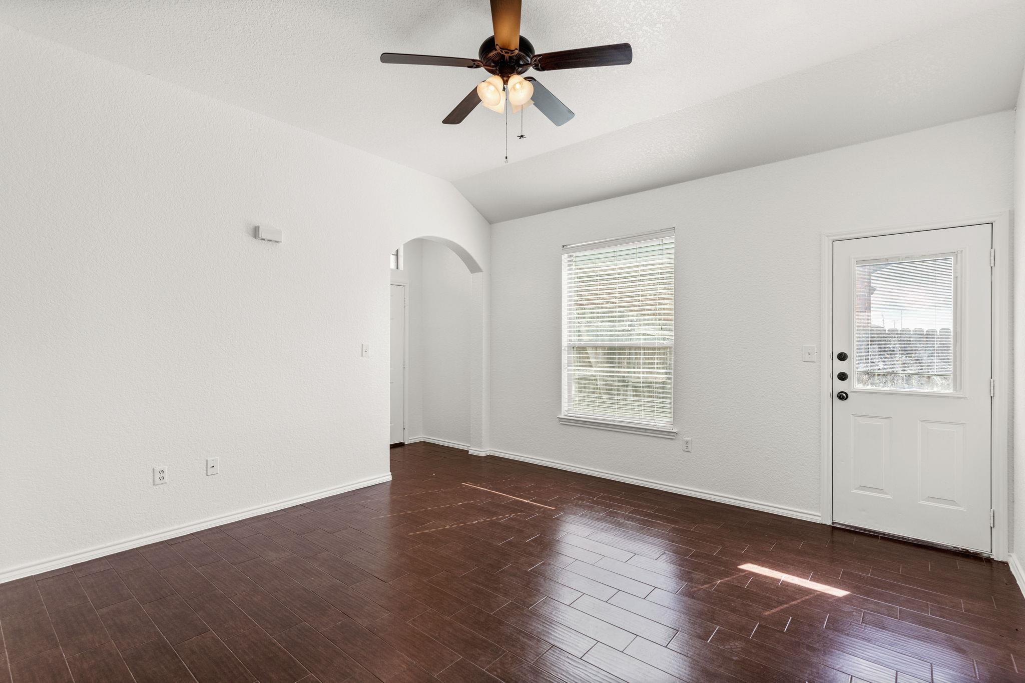 586 Creekside CIR