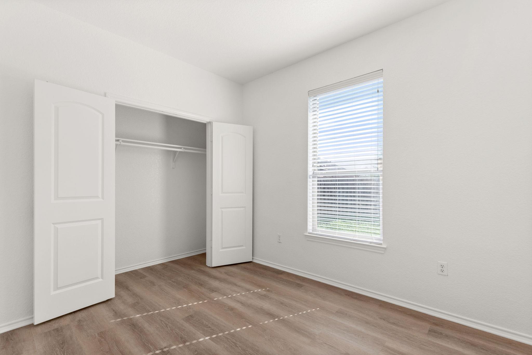 586 Creekside CIR