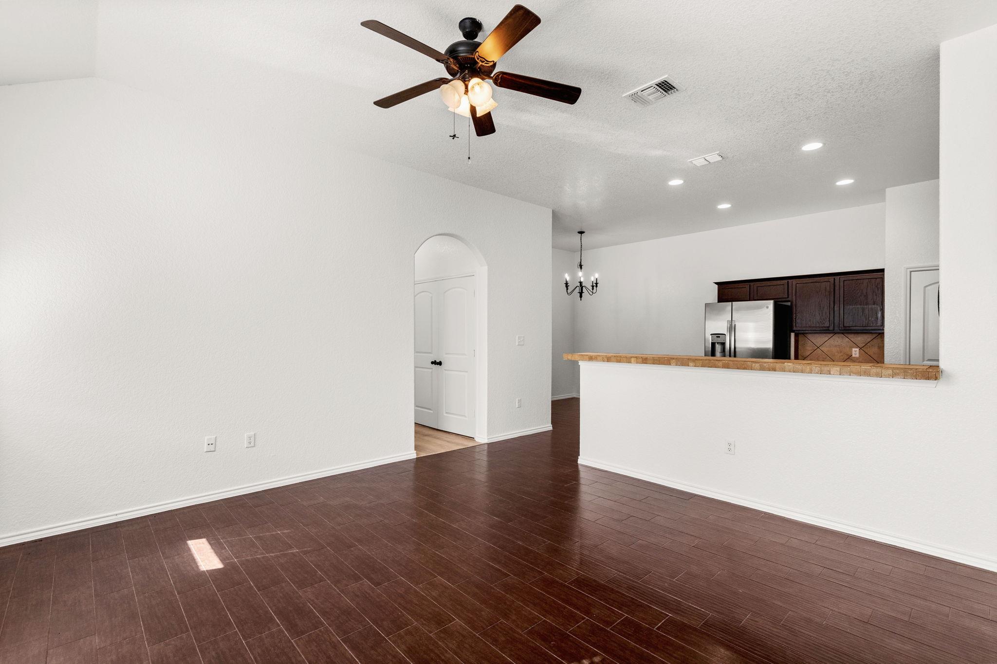 586 Creekside CIR