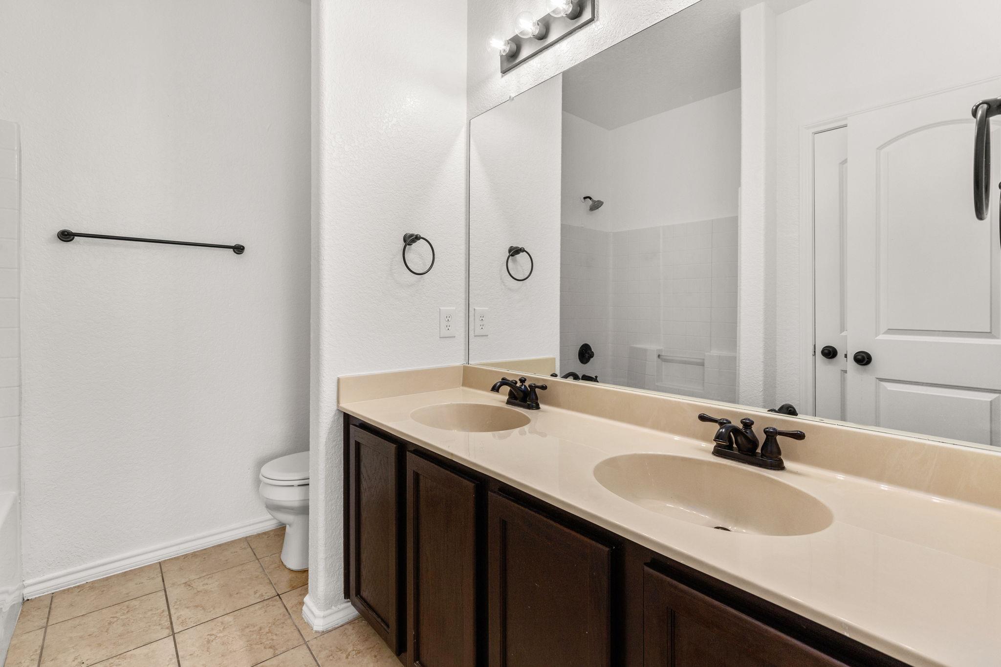 586 Creekside CIR