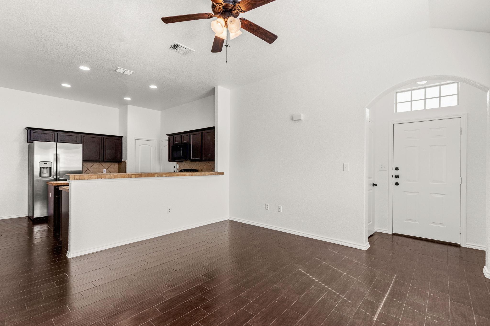 586 Creekside CIR