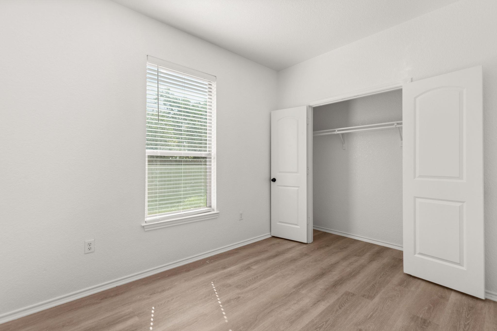 586 Creekside CIR