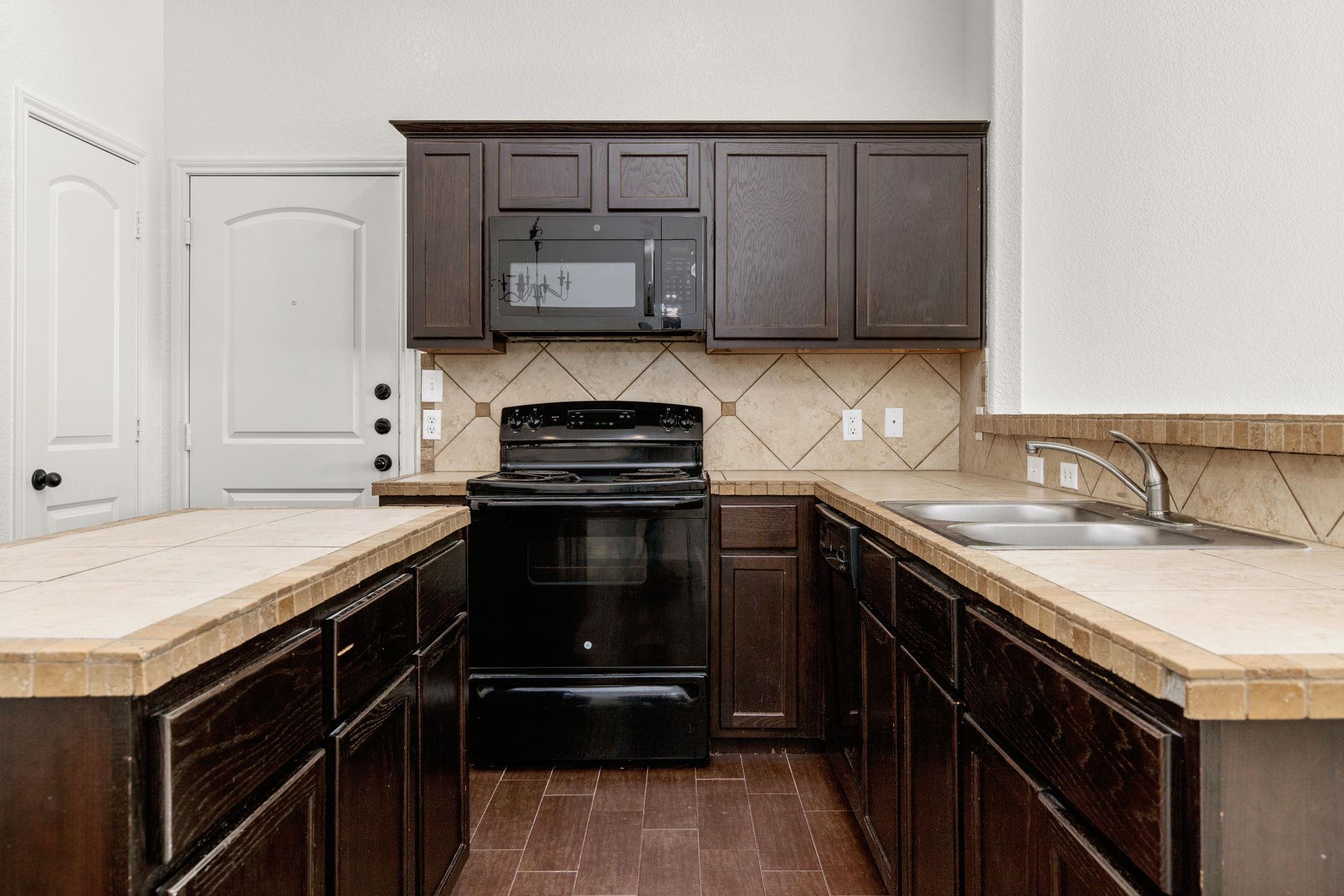 586 Creekside CIR