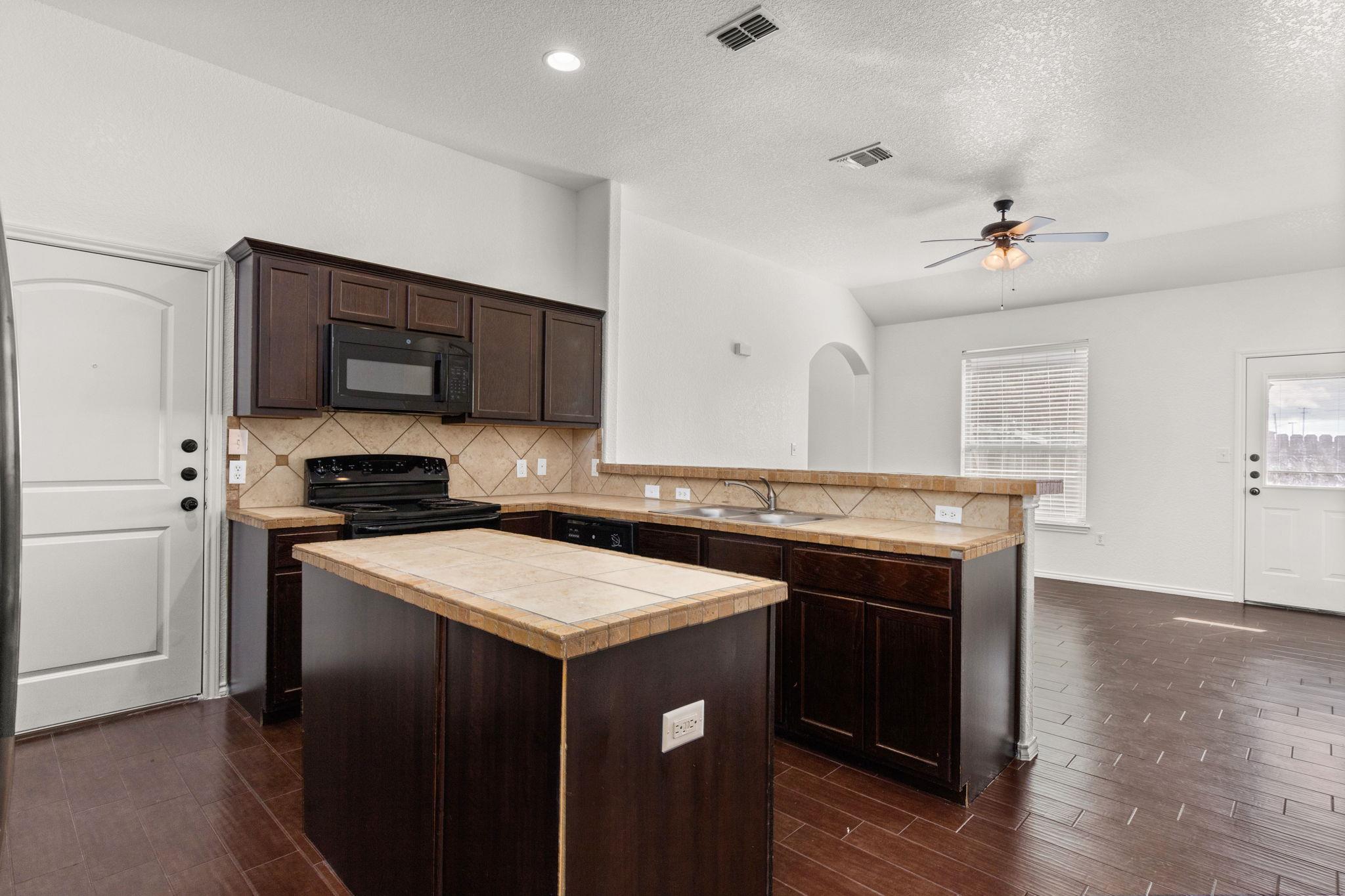 586 Creekside CIR