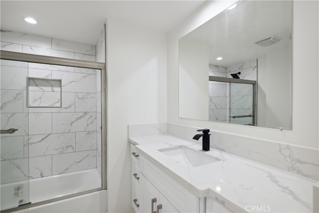 1245 W Cienega Unit: 162