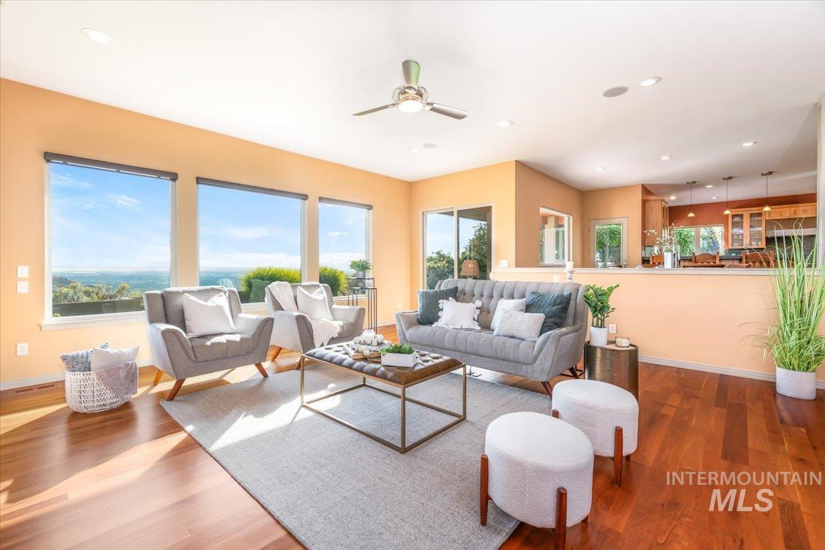 2899 E Table Rock Road