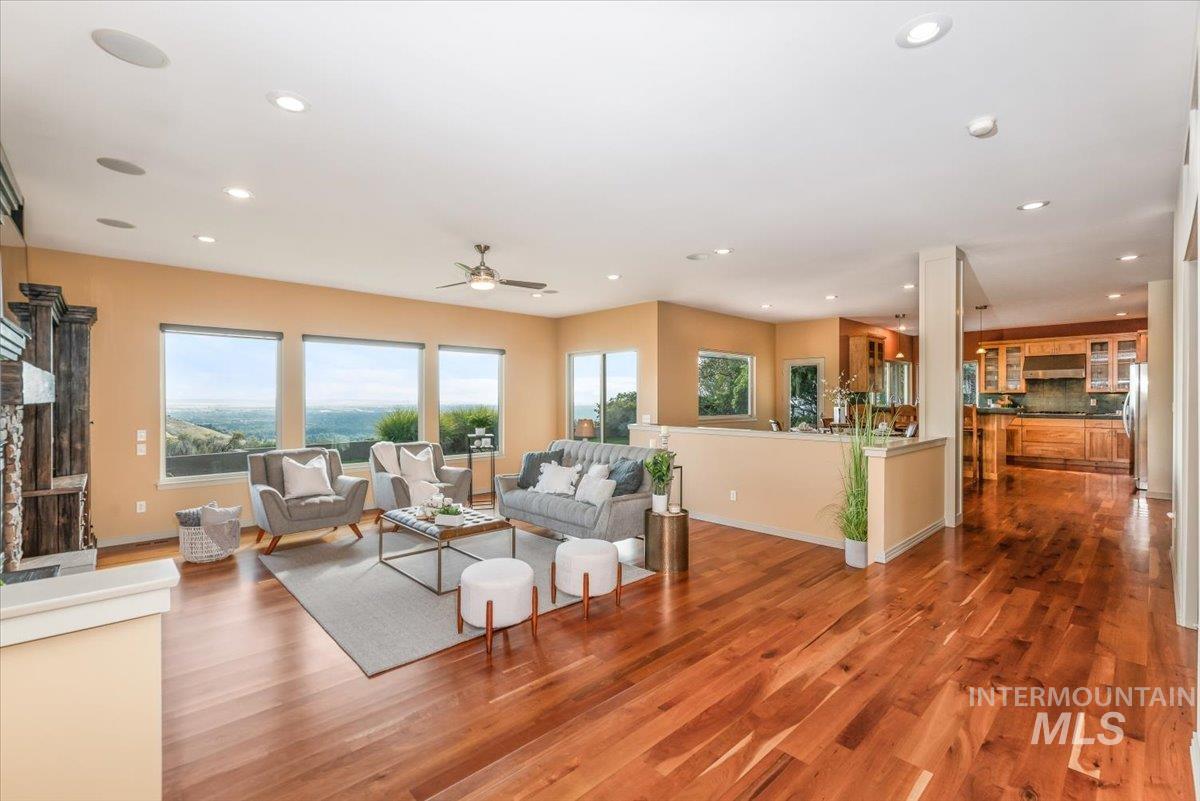 2899 E Table Rock Road