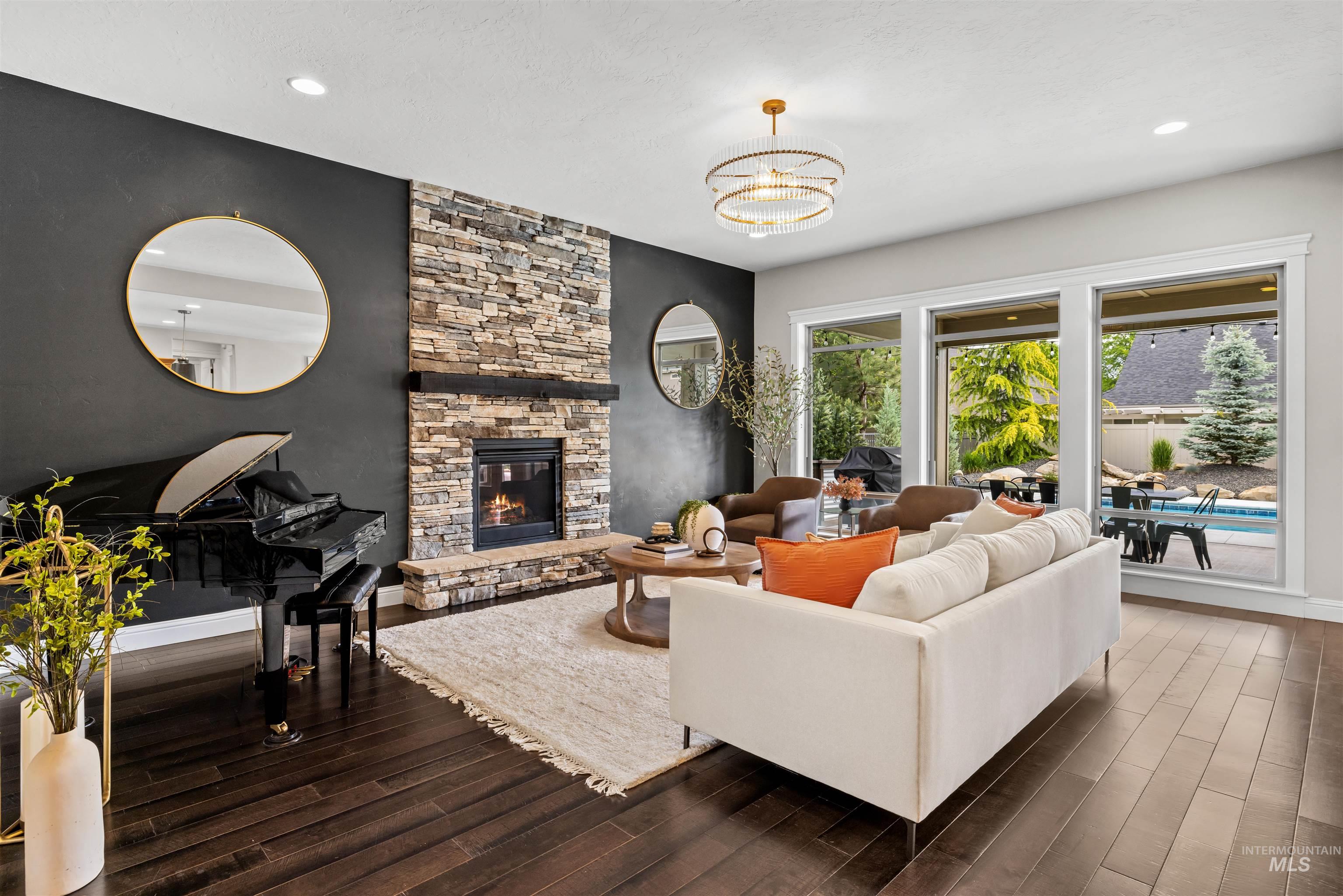 348 N Timber Wolf Pl