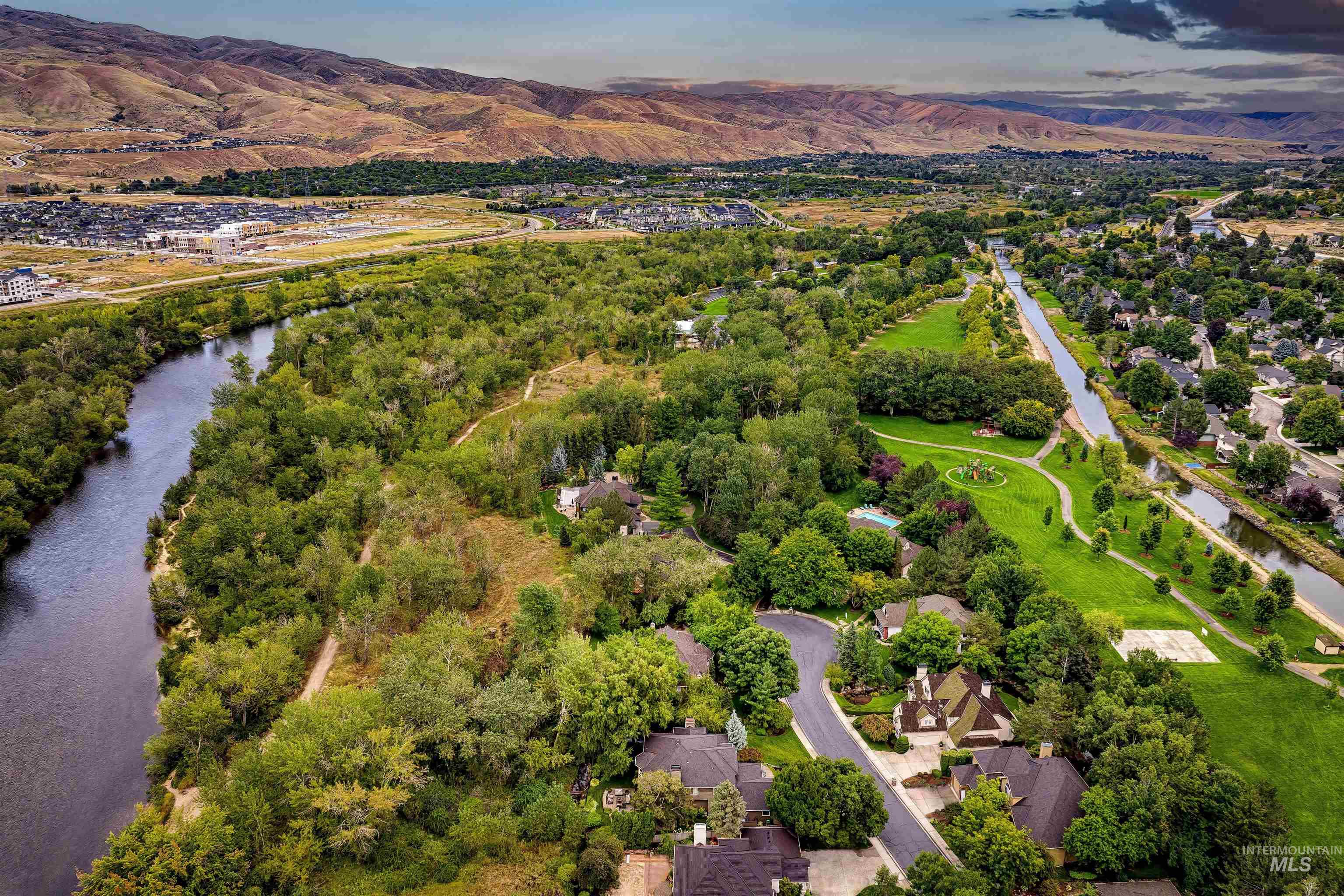 3358 E Rivernest Ln