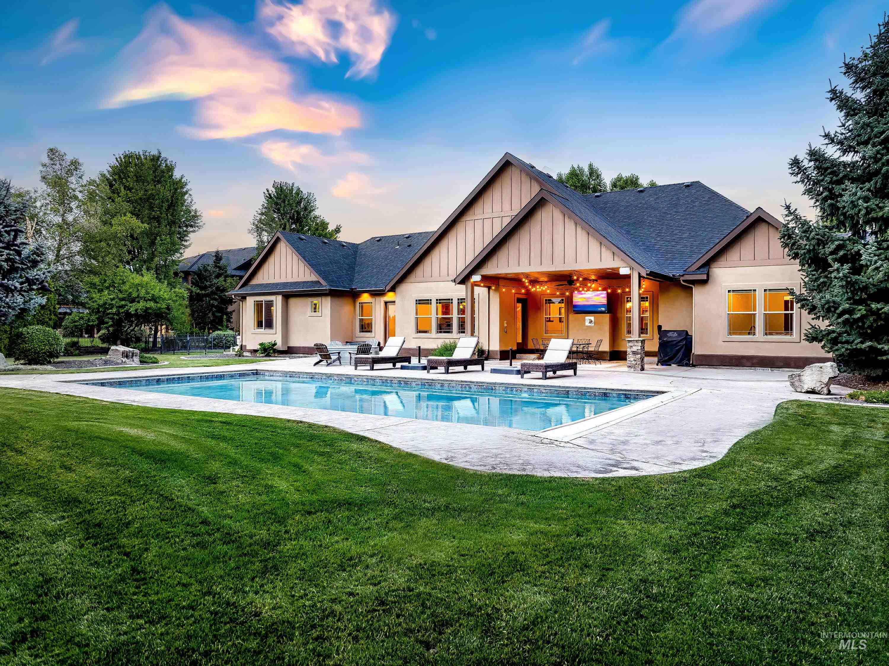 169 N Pinedale Way
