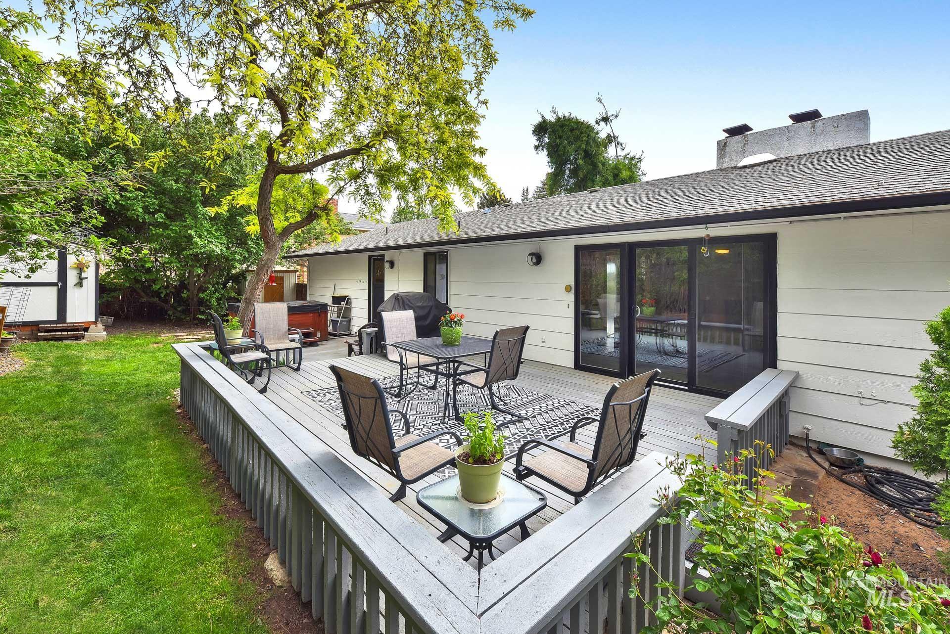 713 E Harcourt Rd
