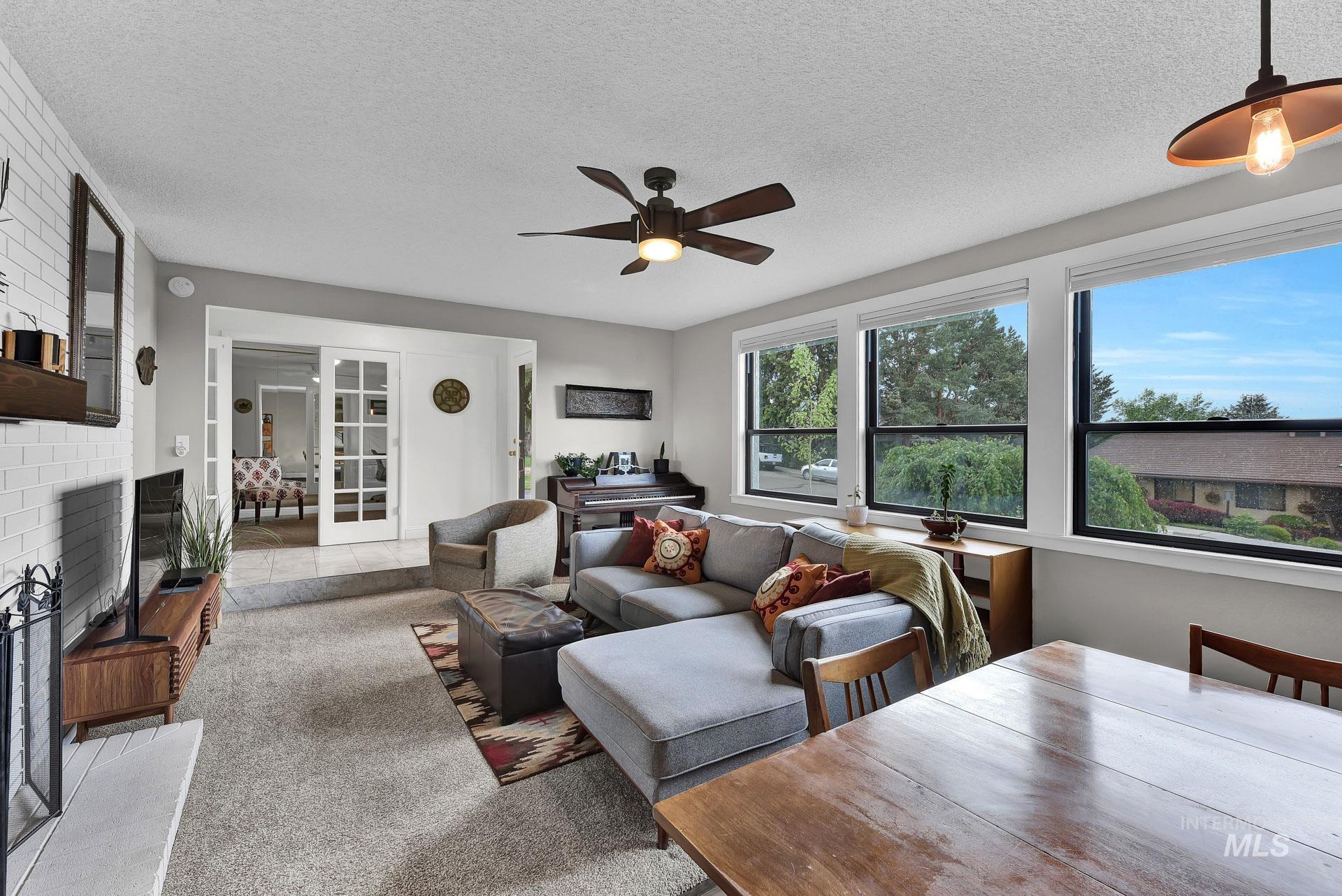 713 E Harcourt Rd
