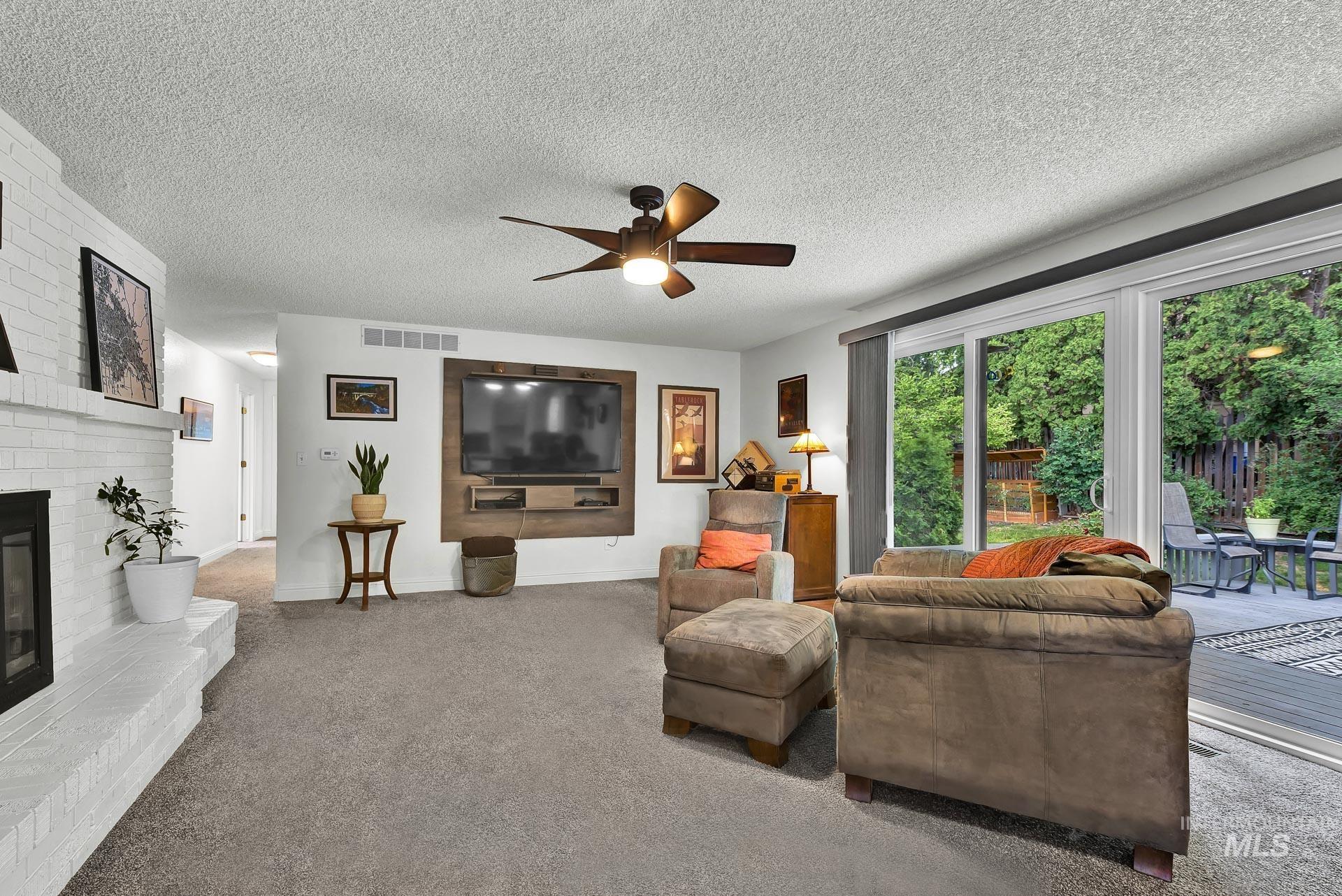713 E Harcourt Rd