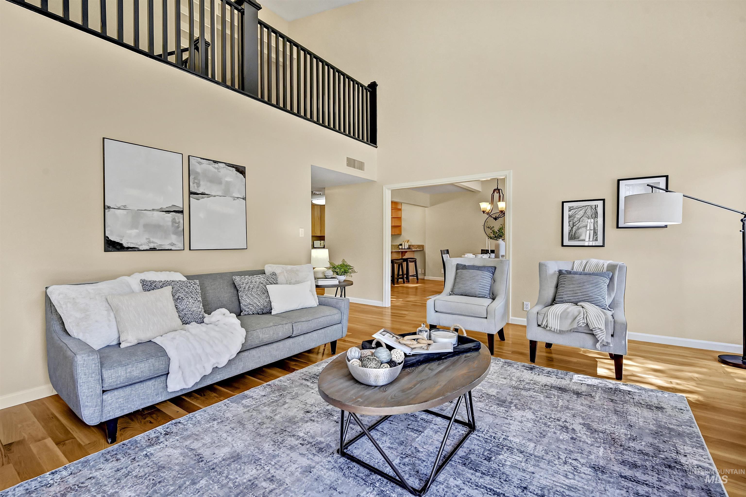1605 E Lenz Lane