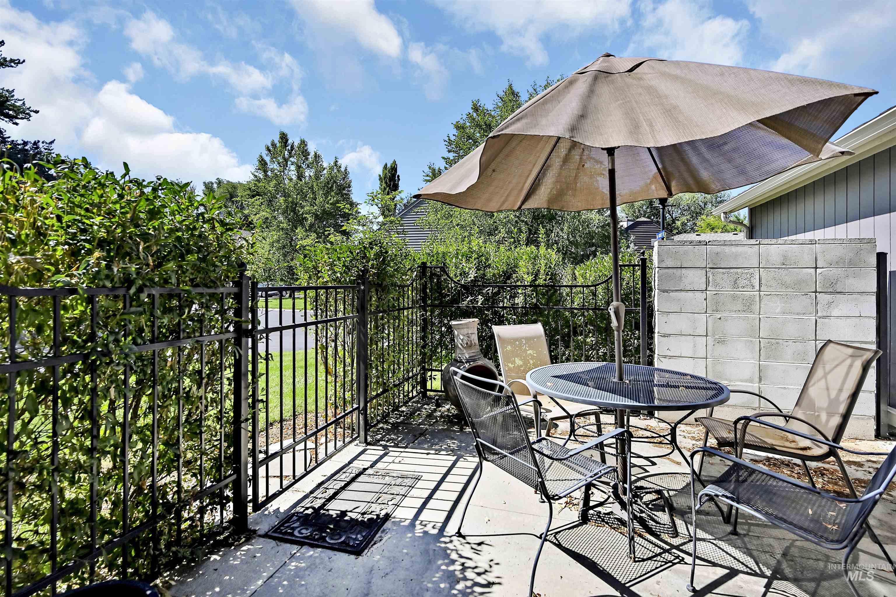 1605 E Lenz Lane