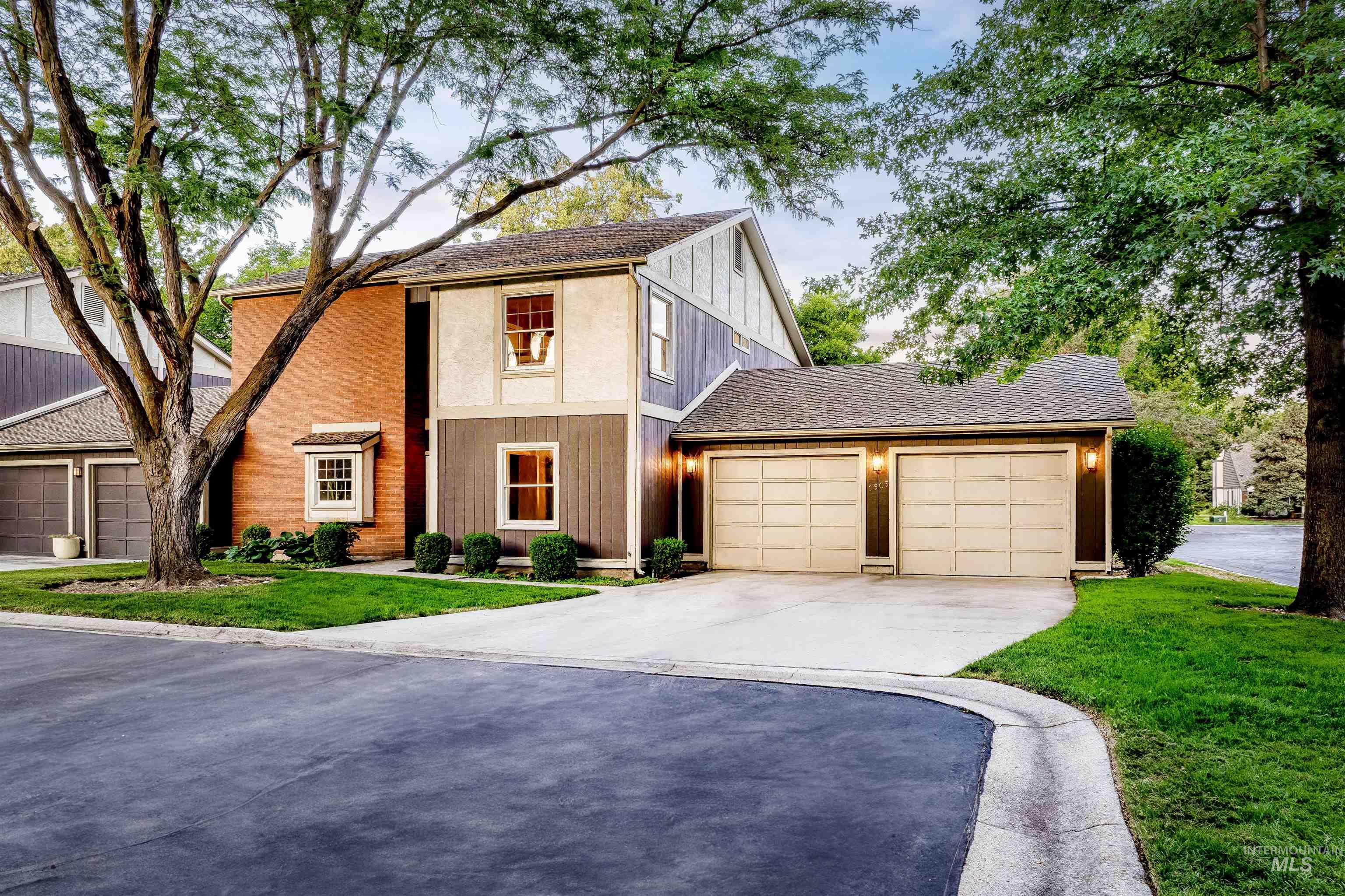 1605 E Lenz Lane
