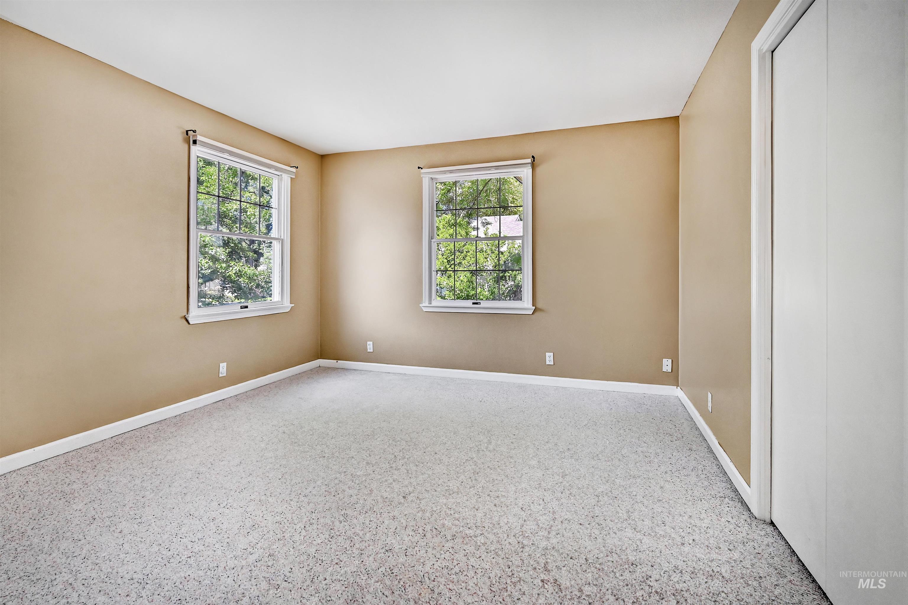 1605 E Lenz Lane