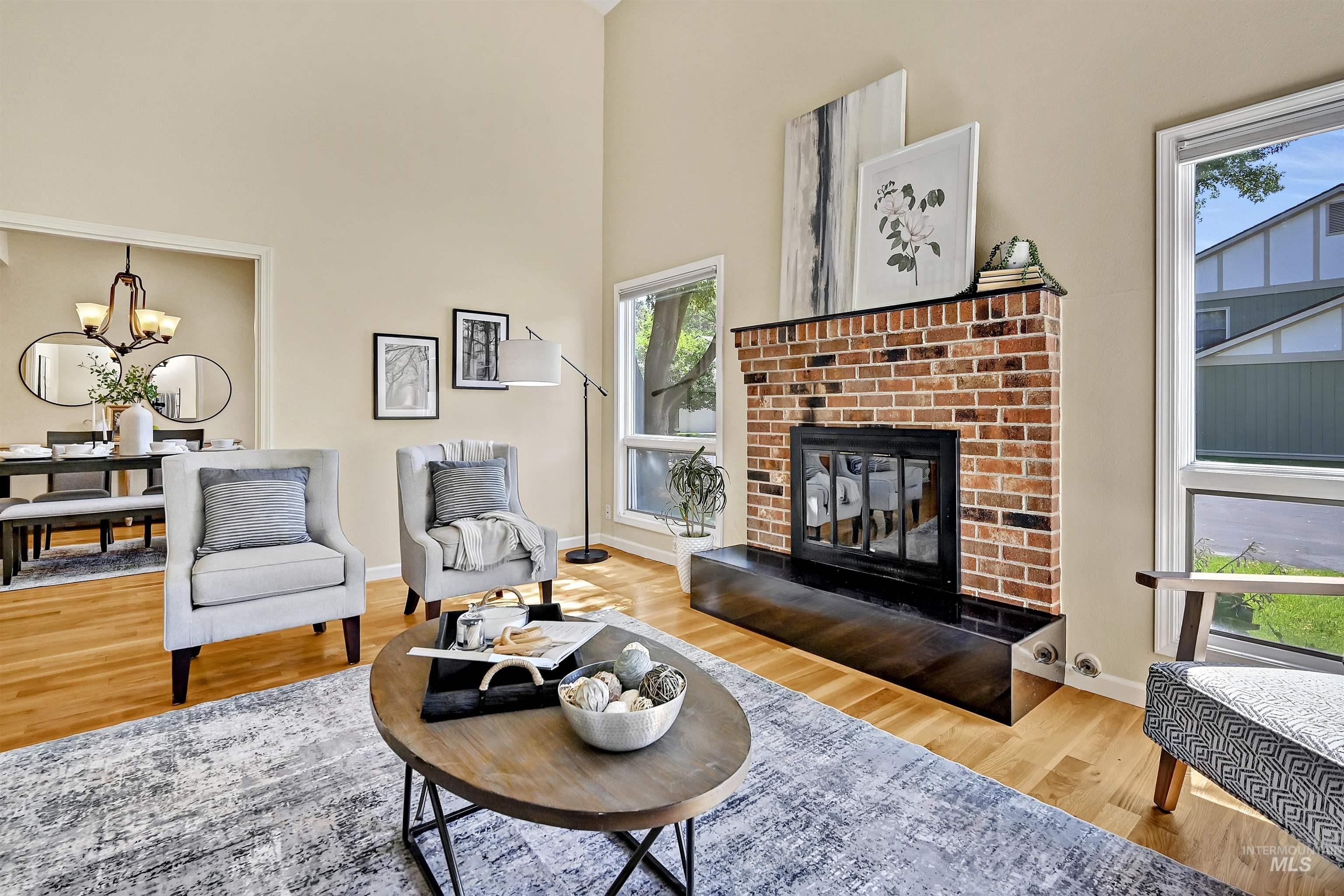 1605 E Lenz Lane