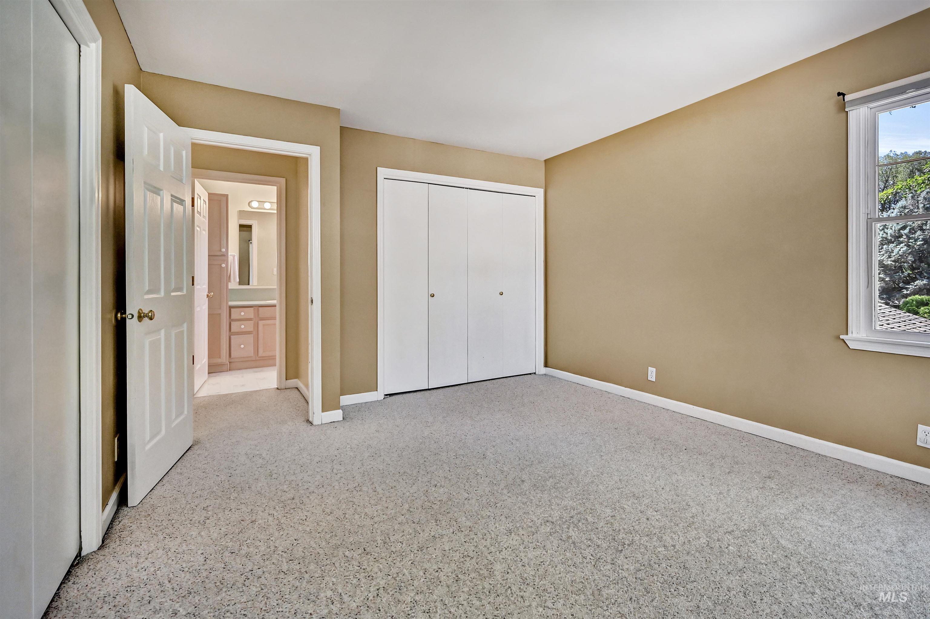 1605 E Lenz Lane