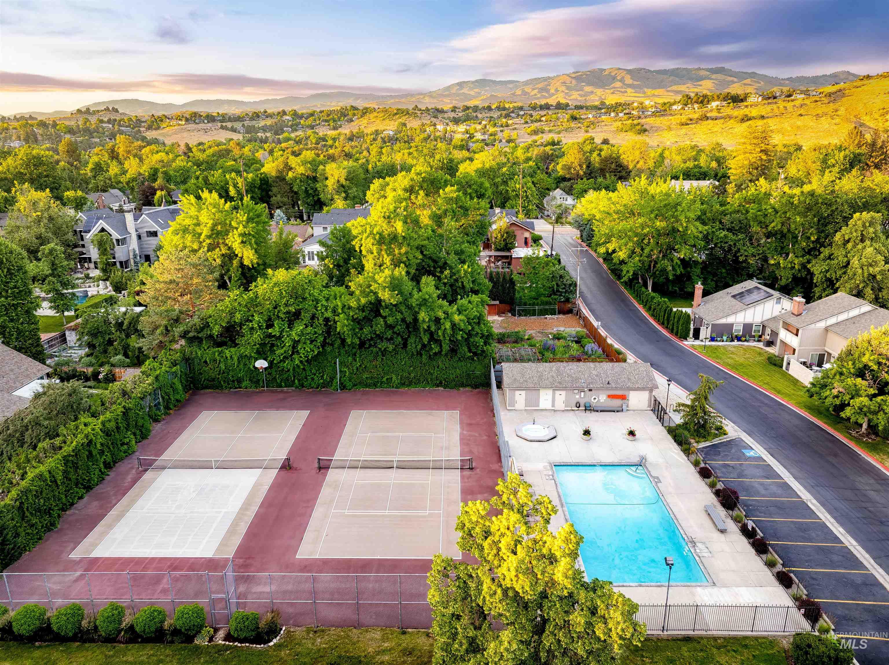 1605 E Lenz Lane
