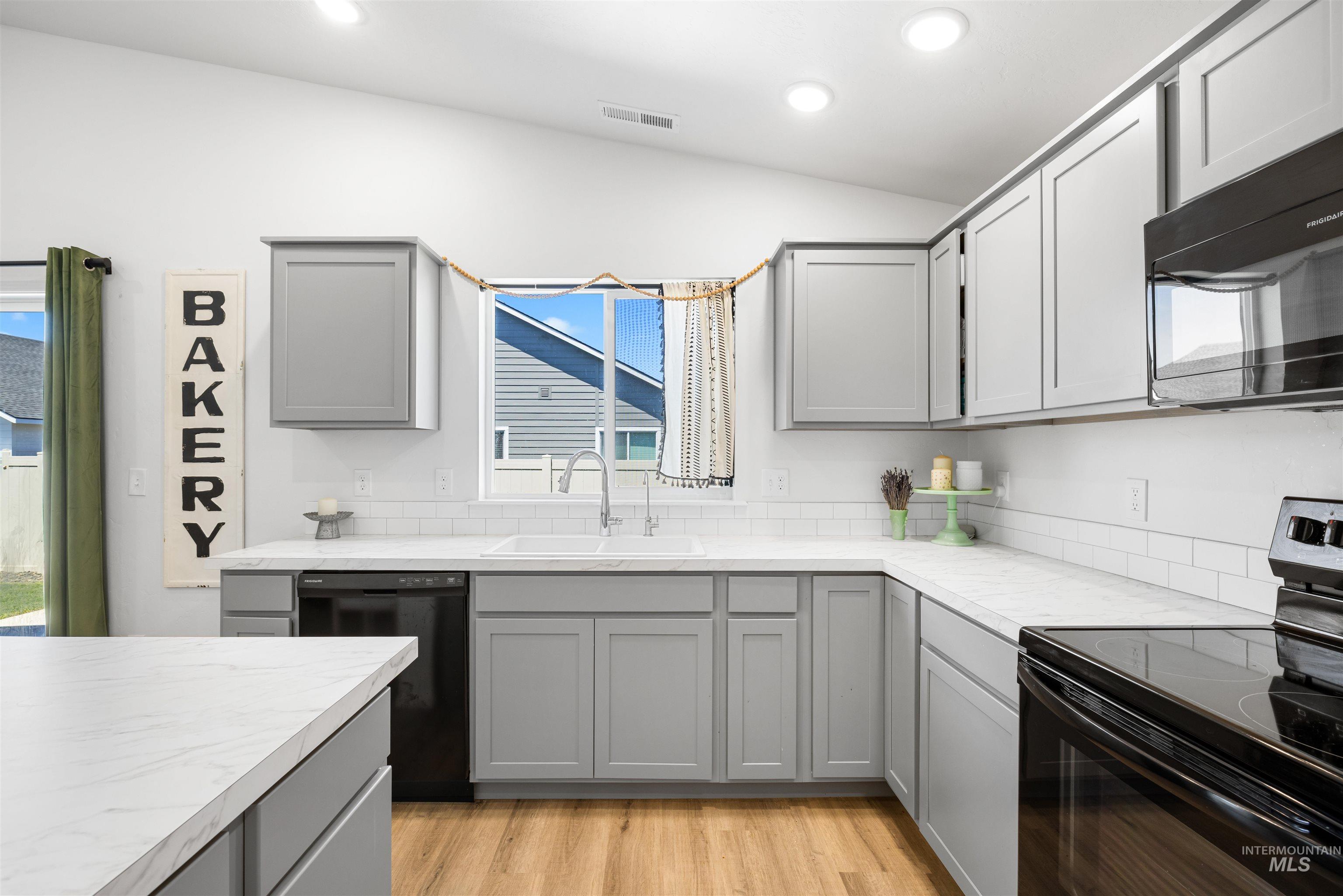 636 W Tanzanite Dr