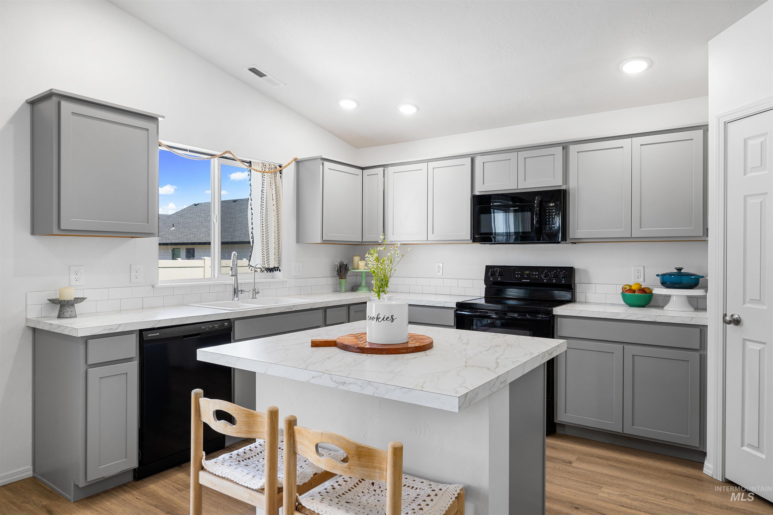 636 W Tanzanite Dr
