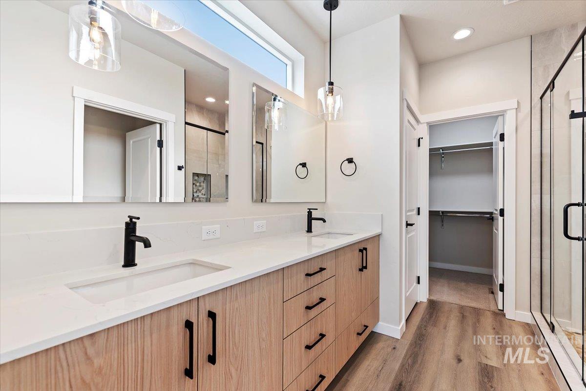 3866 W Spring House Ln