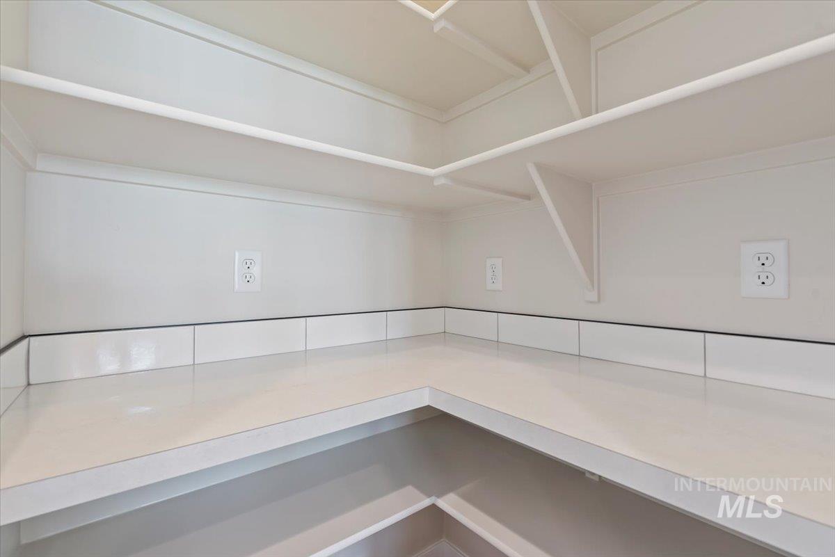 3866 W Spring House Ln