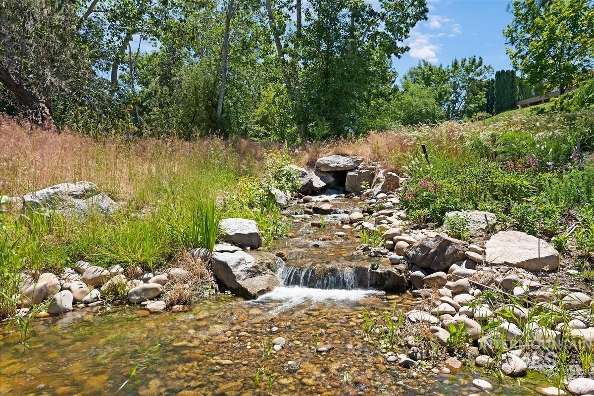 727 E Brooktrail Ln