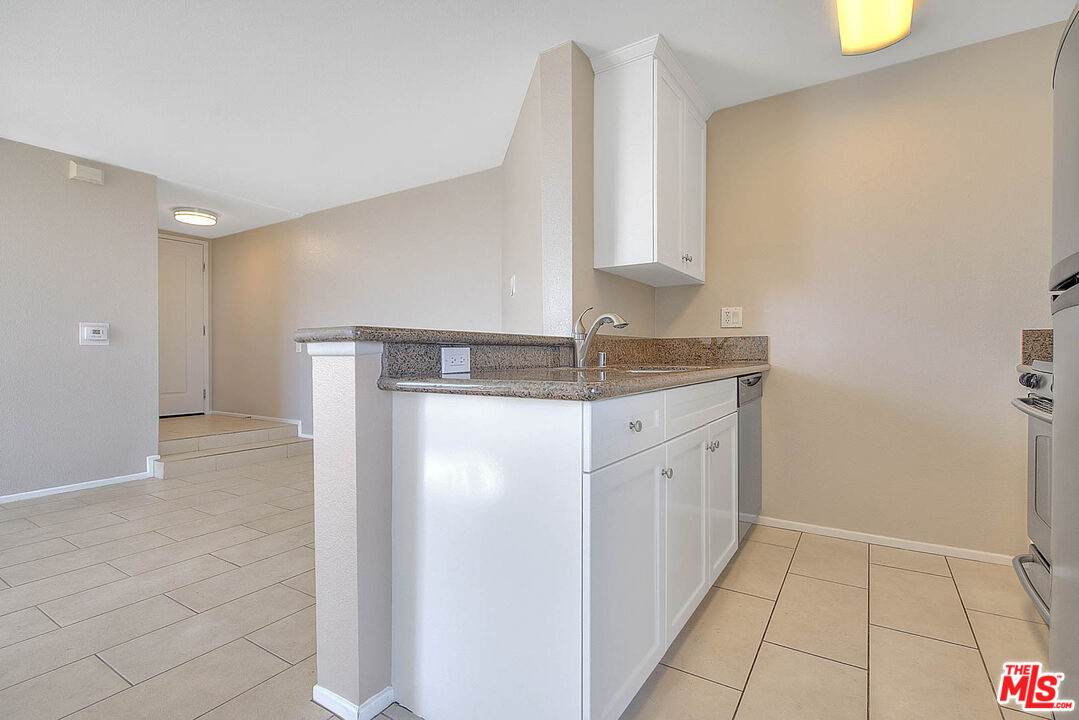 7320 HAWTHORN AVE Unit: 221