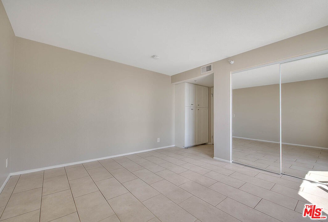 7320 HAWTHORN AVE Unit: 221