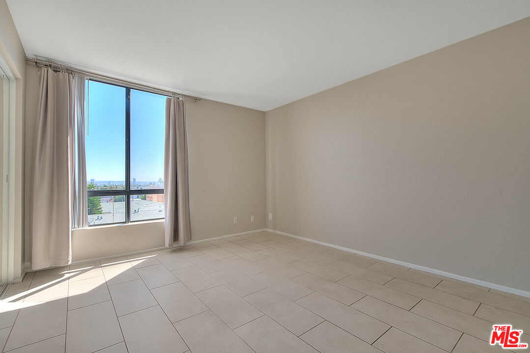 7320 HAWTHORN AVE Unit: 221