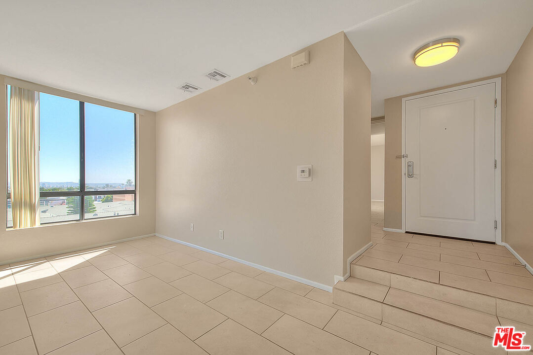 7320 HAWTHORN AVE Unit: 221