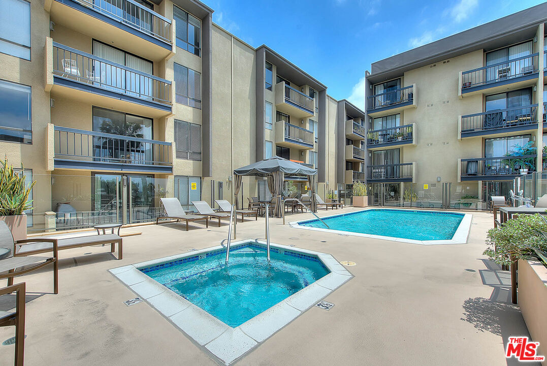 7320 HAWTHORN AVE Unit: 221