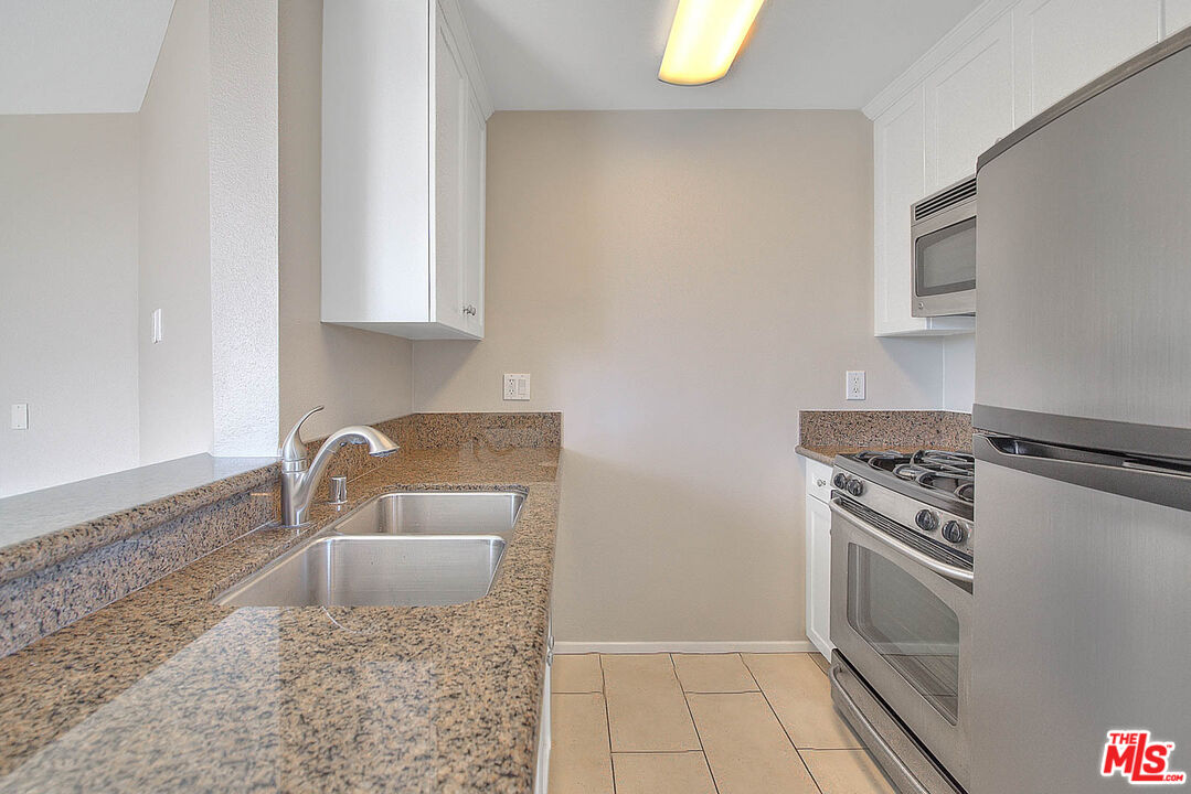 7320 HAWTHORN AVE Unit: 221