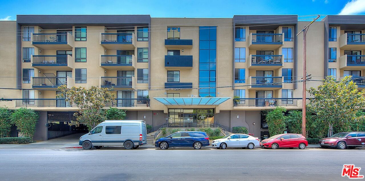 7320 HAWTHORN AVE Unit: 221