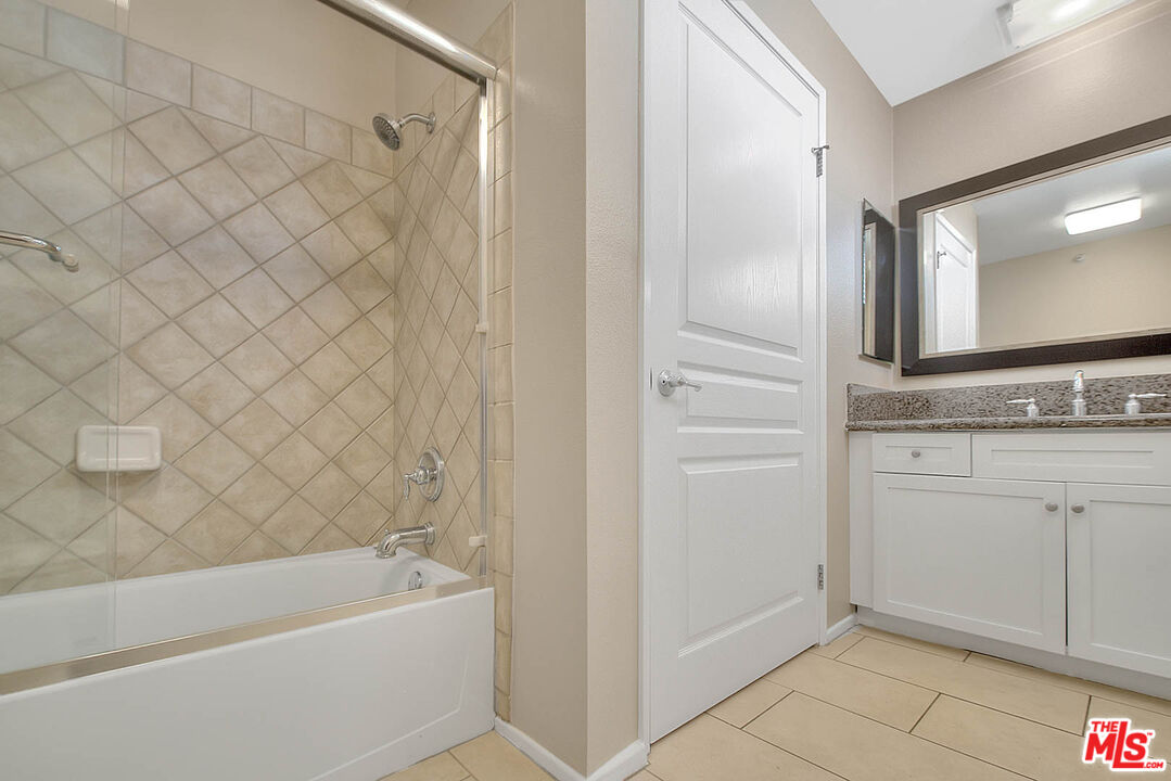 7320 HAWTHORN AVE Unit: 221