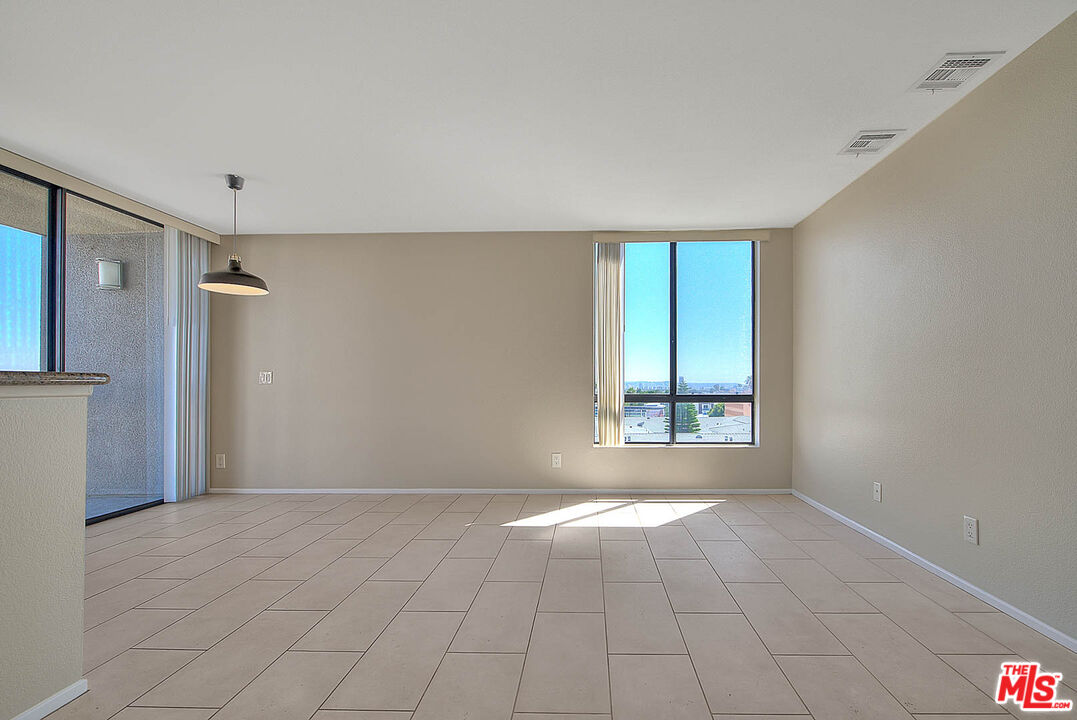 7320 HAWTHORN AVE Unit: 221
